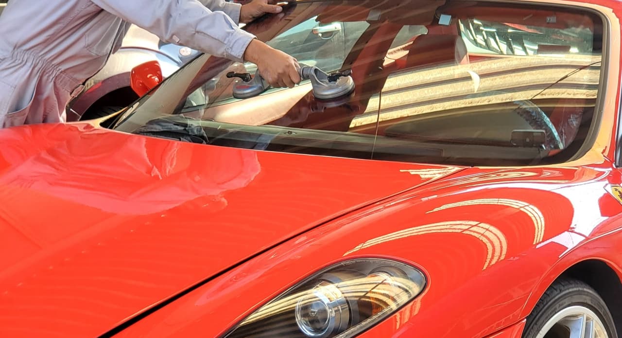 フェラーリのフロントガラス交換作業