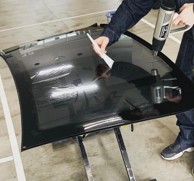 リアガラスへのフィルム貼り付け作業