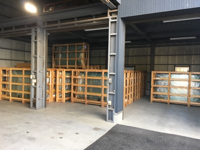 倉庫内にストックしてある豊富なガラス在庫
