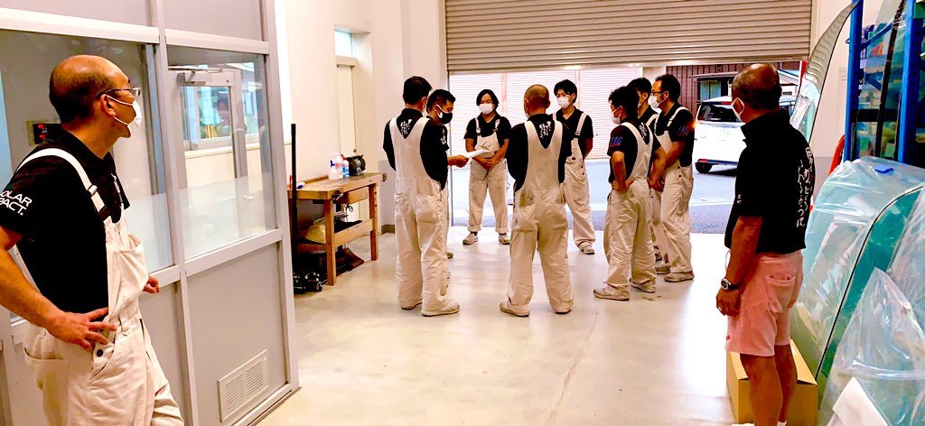 TAGスタッフたちのMeeting。ベテラン社員が見守っている