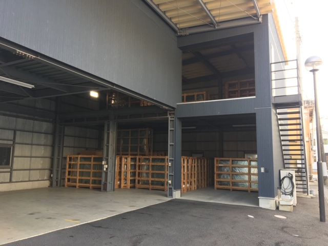 バスガラス専用倉庫内に豊富な在庫を保有