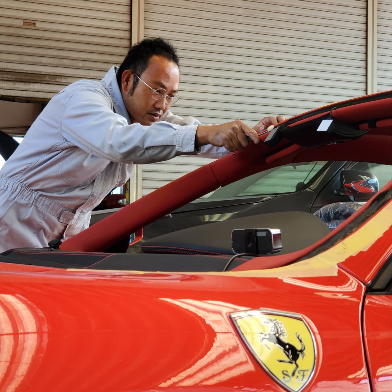 フェラーリのフロントガラス交換作業