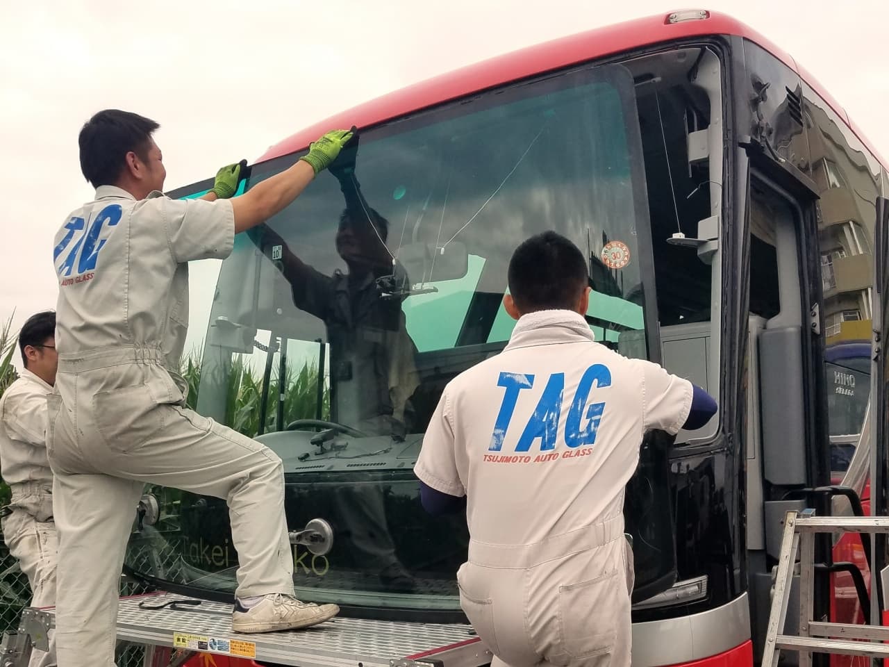 大型バスのフロントガラス取付