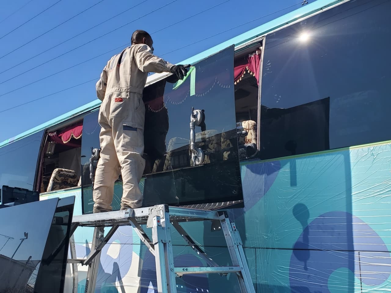 大型バスの客席窓ガラスの交換作業