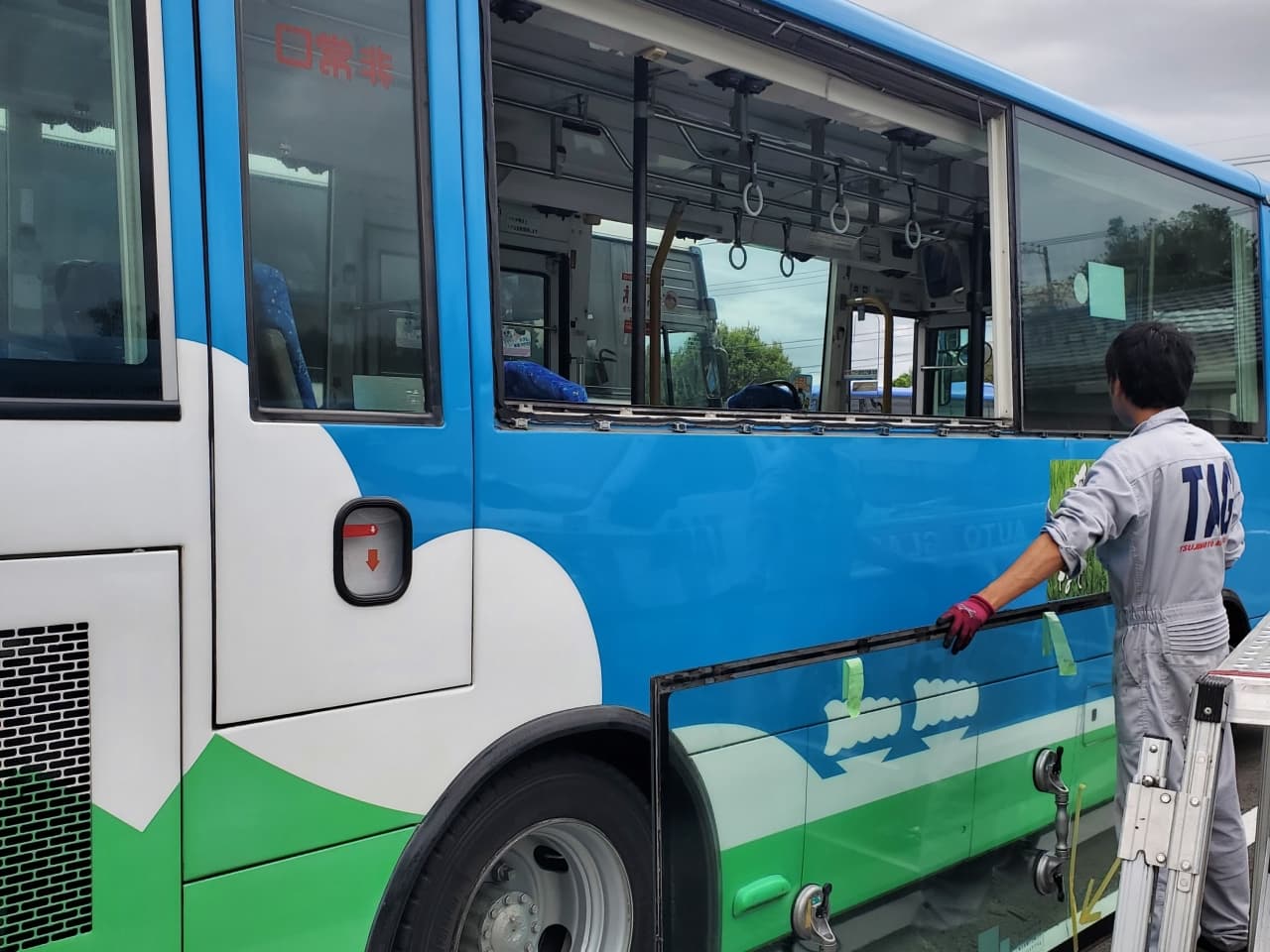 大型バスの客席窓ガラスの交換作業