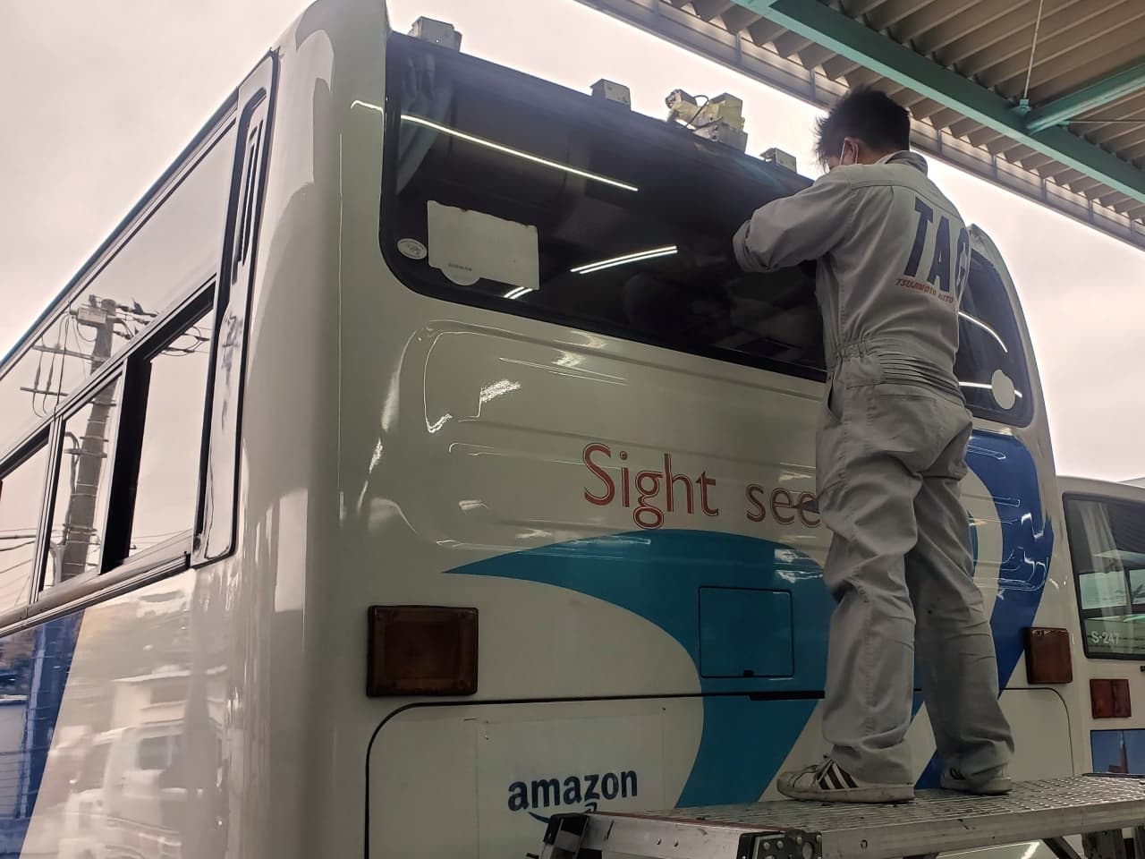 大型バスのリアガラス交換作業