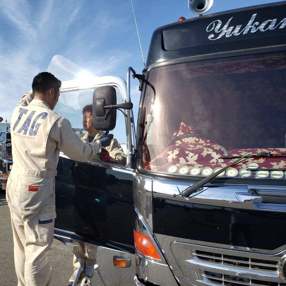 大型トラックのドアガラス交換