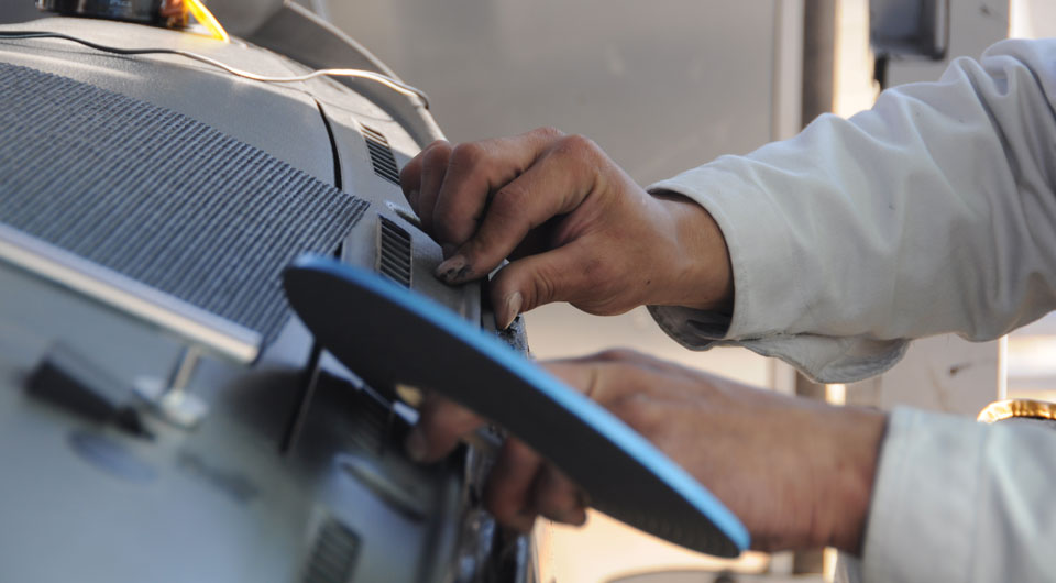 ガラス交換作業、接着剤の除去