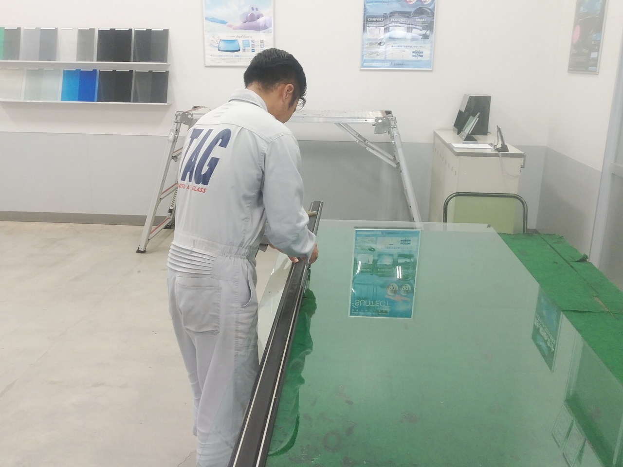 ガラスのカット作業
