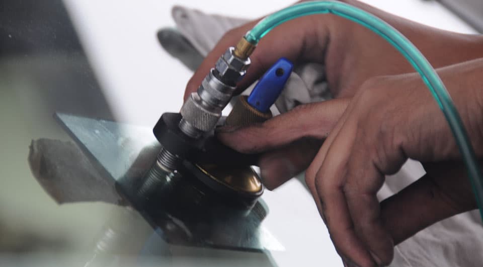 ガラスリペア作業、キズ内部の減圧と樹脂注入