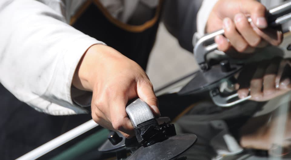 ガラス交換作業、吸盤を使ったガラスの取り付け