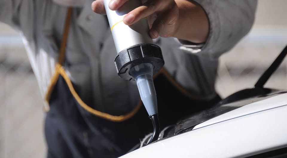 ガラス交換作業、接着剤の塗布