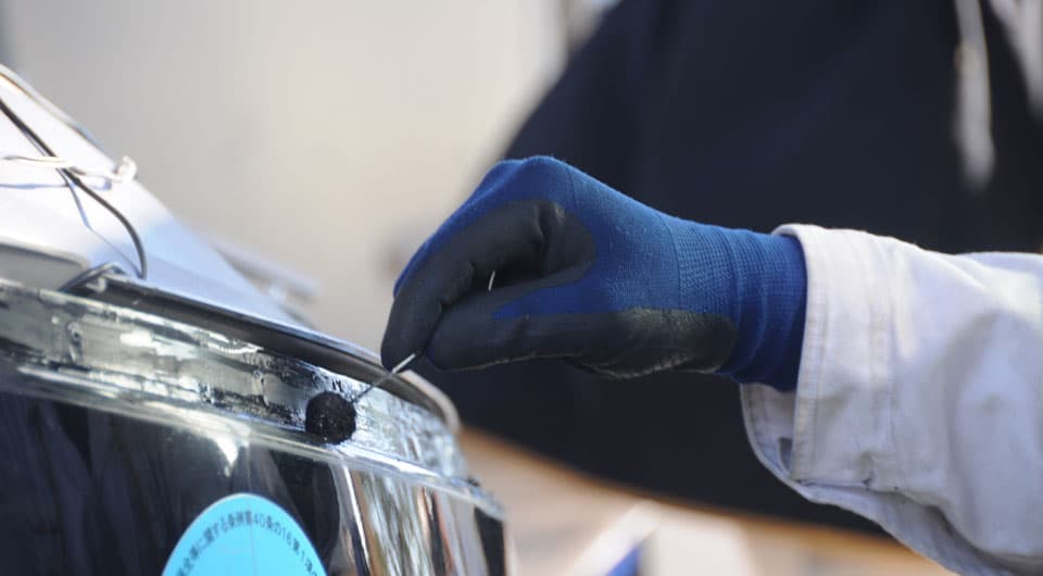 ガラス交換作業シーン、接着剤の塗布